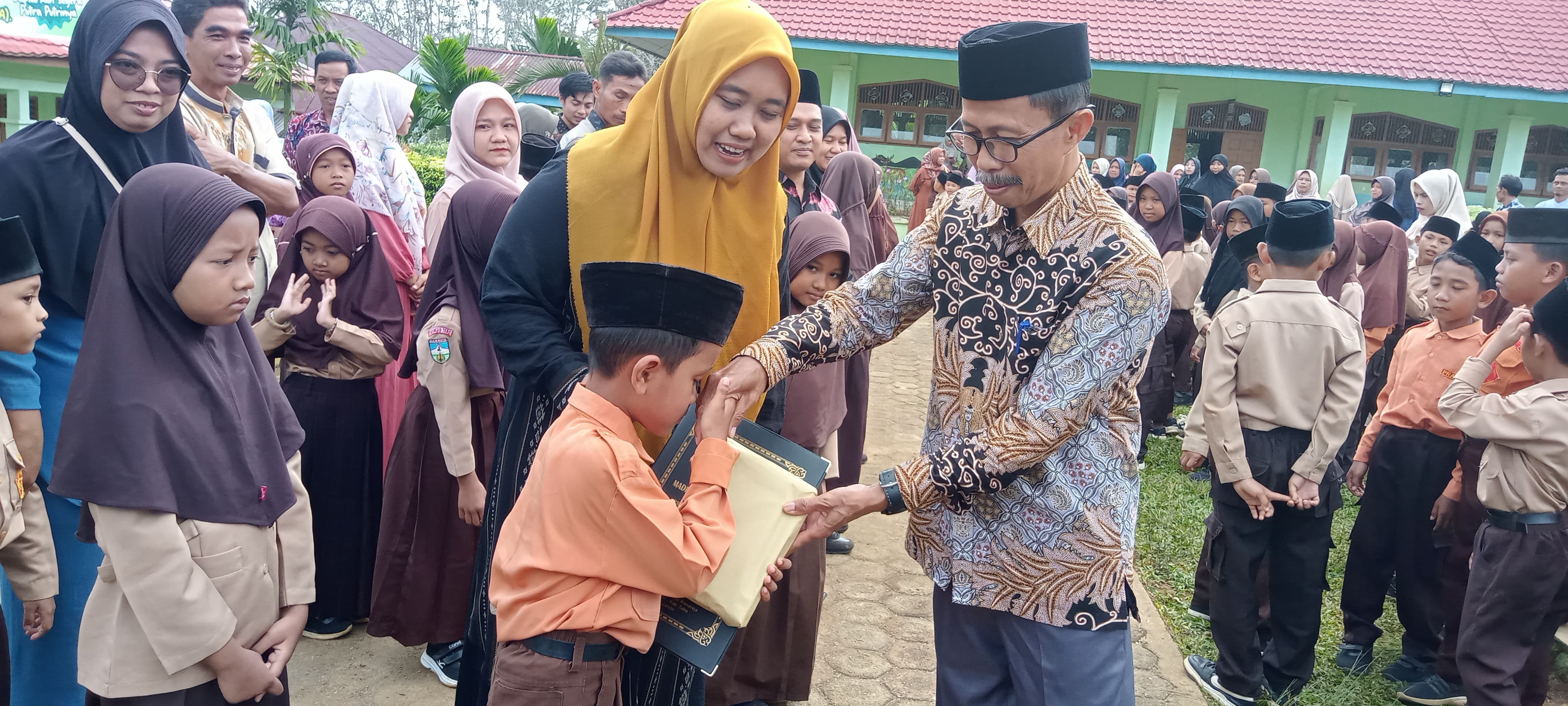 Penerimaan Hasil Belajar (Raport) MIN 1 Tebo Penerimaan Hasil Belajar (Raport) MIN 1 Tebo