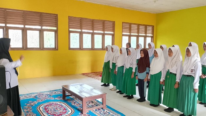 Siswa MIN 1 Tebo Ciptakan Kekompakan Ikuti Latihan Paduan Suara Dengan Serius