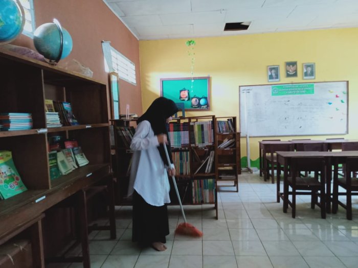 Penjaga Pustaka MIN 1 Tebo Laksanakan Kebersihan Ukir Kenyamanan Siswa Dalam Membaca