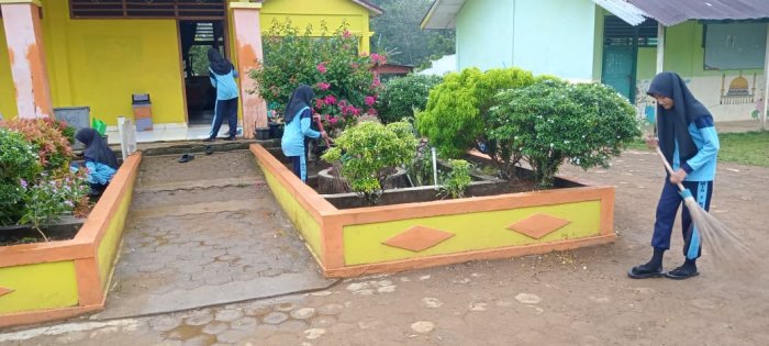 Siswa MIN 1 Tebo Ciptakan Lingkungan Yang Bersih dan Nyaman Siswa MIN 1 Tebo Ciptakan Lingkungan Yang Bersih dan Nyaman