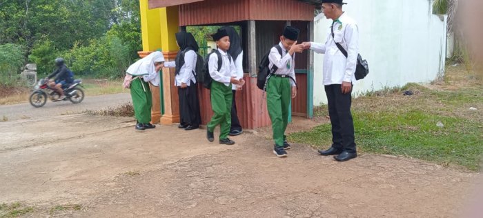Dewan Guru MIN 1 Tebo Awali Semangat Dengan Sambut Kehadiran Siswa di Gerbang Madrasah
