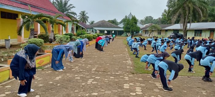 Dewan Guru MIN 1 Tebo Aktif Bimbing Siswa Dalam Pembiasaan Senam Setiap Sabtu