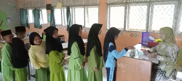 Siswa MIN 1 Tebo Gemar Berinfak di Hari Jumat Sebelum Kegiatan Belajar di Mulai