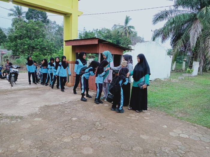 Dewan Guru MIN 1 Tebo Gelar Pelaksanaan Tugas Piket, Rutin Adakan Pembiasaan Sambut Siswa Setiap Pagi Dewan Guru MIN 1 Tebo Gelar Pelaksanaan Tugas Piket, Rutin Adakan Pembiasaan Sambut Siswa Setiap Pagi