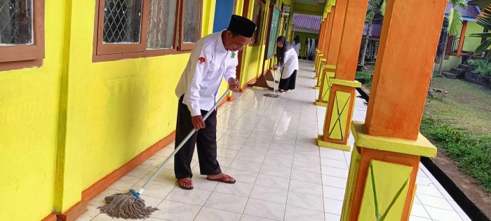 Dewan Guru MIN 1 Tebo Rutin Jaga Kebersihan Madrasah Setiap Hari