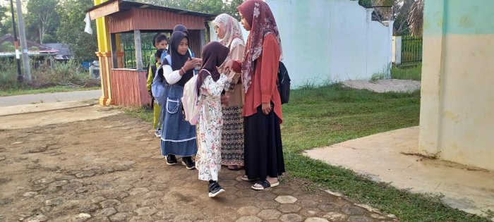 Dewan Guru MIN 1 Tebo Rutin Sambut Siswa di Gerbang Madrasah Dengan Antusias