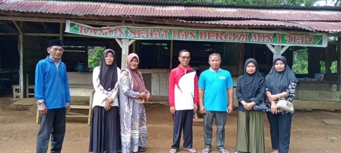 Dewan Guru MIN 1 Tebo Ajak Penjaga Kantin Jaga Kebersihan Lingkungan