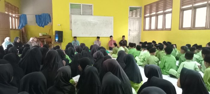 Dewan Guru MIN 1 Tebo Pantau Kegiatan Pembiasaan Siswa Membaca Surah Yasiin