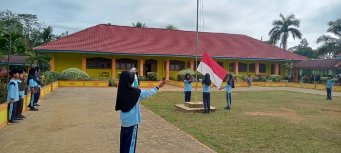 Siswa Kelas 6A  MIN 1 Tebo Siapkan Diri  Latihan Sebagai Petugas Upacara di Hari Senin