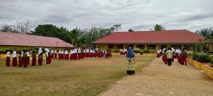 Wali Kelas MIN 1 Tebo Rutin Dampingi Siswa Pada Pembiasaan LKBB
