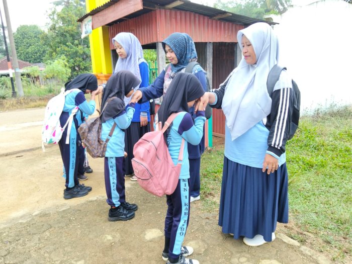 Dewan MIN 1 Tebo Terapkan Piket Pagi Bentuk  Disiplin Siswa Setiap Pagi