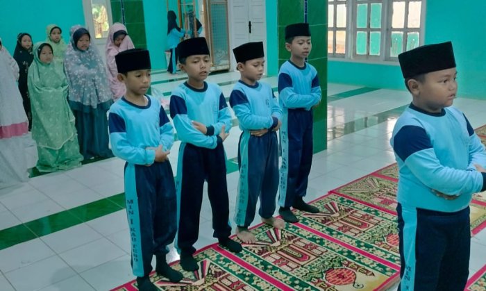 Siswa Kelas 3 MIN 1 Tebo Rutin Laksanakan Pembiasaan Sholat Dhuha Berjamaah Siswa Kelas 3 MIN 1 Tebo Rutin Laksanakan Pembiasaan Sholat Dhuha Berjamaah