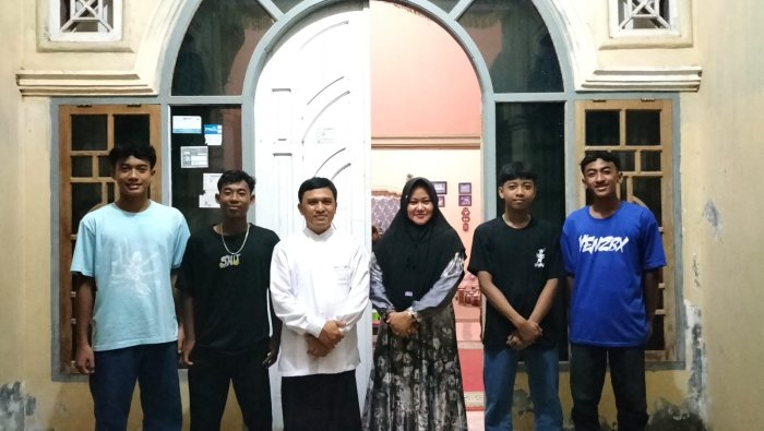 Alumni MIN 1 Tebo Perkuat Kebersamaan Adakan Kegiatan Silaturahmi ke Rumah Dewan Guru Alumni MIN 1 Tebo Perkuat Kebersamaan Adakan Kegiatan Silaturahmi ke Rumah Dewan Guru