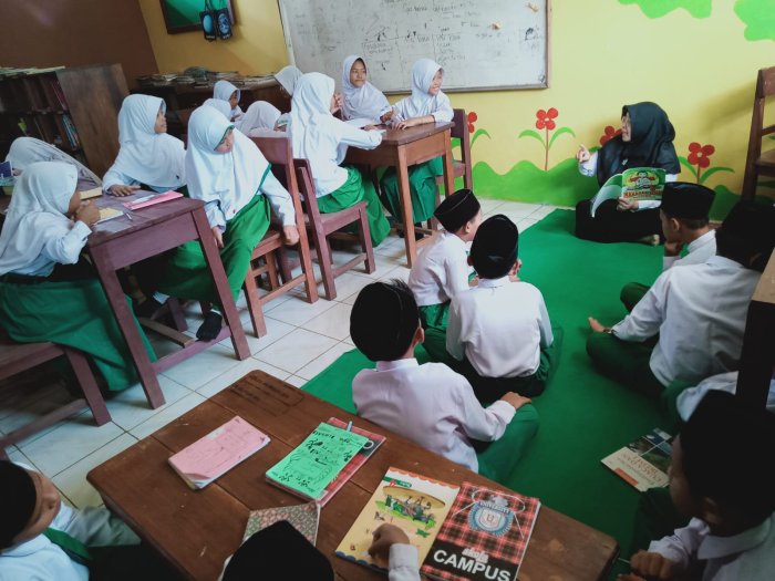 Siswa Kelas IV MIN 1 Tebo Pelajari PPKn, Bahasa Indonesia Sebagai Bahasa Persatuan di Dalam Pustaka