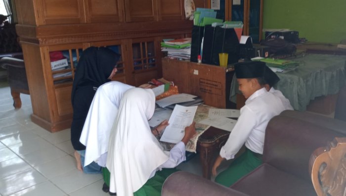Siswa Kelas VI MIN 1 Tebo Kompak Gelar Pengambilan Sertifikat TKA di Madrasah Siswa Kelas VI MIN 1 Tebo Kompak Gelar Pengambilan Sertifikat TKA di Madrasah