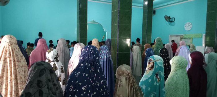 MIN 1 Tebo Biasakan Sholat Dzuhur Berjamaah di Masjid MIN 1 Tebo Biasakan Sholat Dzuhur Berjamaah di Masjid