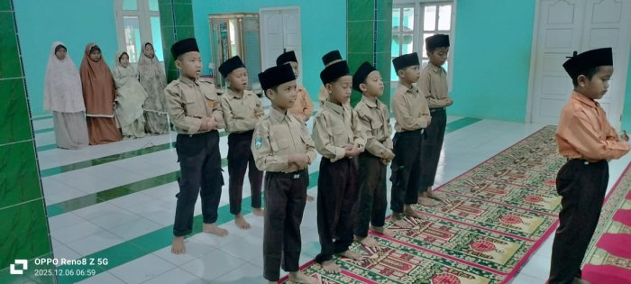 Siswa Kelas 3 MIN 1 Tebo Ikuti Pelaksanaan Sholat Dhuha Berjamaah Sebelum Pelaksanaan Sumatif di Mulai