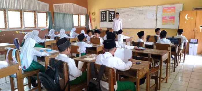 Dewan Guru  MIN 1 Tebo Tunjukkan Semangat Mengajar di Dalam Kelas