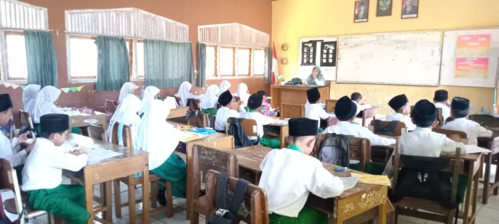 Dewan Guru MIN 1 Tebo Semangat Laksanakan Kegiatan Belajar Mengajar Bersama Siswa