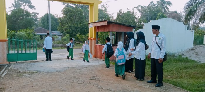 Guru MIN 1 Tebo Jalankan Tugas Piket Rutin Setiap Senin Hingga Sabtu