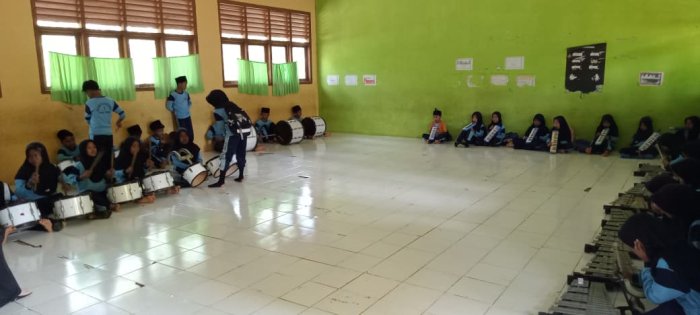 Drumband MIN 1 Tebo Tingkatkan Semangat Latihan Bersama Dewan Guru Pembina