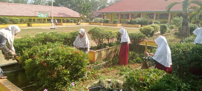 Dewan Guru MIN 1 Tebo Rapikan Taman Kelas, Tunjang Kenyamanan Kegiatan Belajar di Kelas Dewan Guru MIN 1 Tebo Rapikan Taman Kelas, Tunjang Kenyamanan Kegiatan Belajar di Kelas