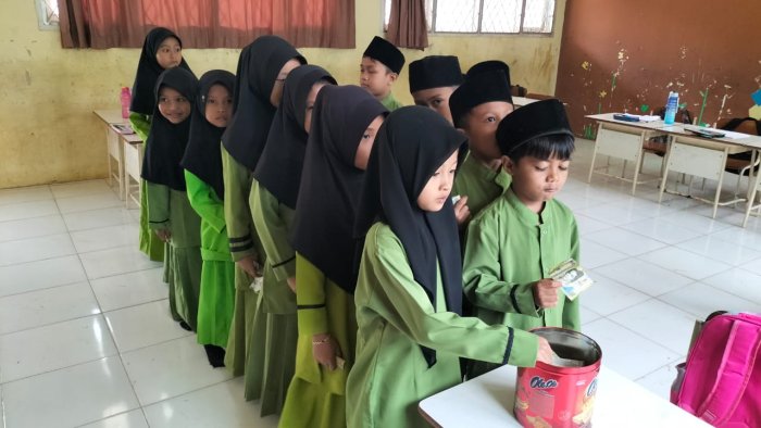 Siswa Kelas 1A Madrasah Rutin Berinfak Setiap Jumat