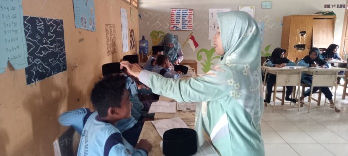 Dewan Guru MIN 1 Tebo Gelar Pemeriksaan Rambut Siswa Laki-Laki Dewan Guru MIN 1 Tebo Gelar Pemeriksaan Rambut Siswa Laki-Laki