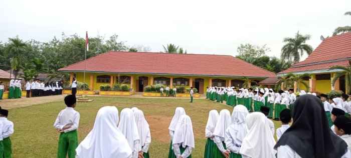 Tiga Kunci Sukses Disampaikan Pembina Saat Upacara di MIN 1 Tebo