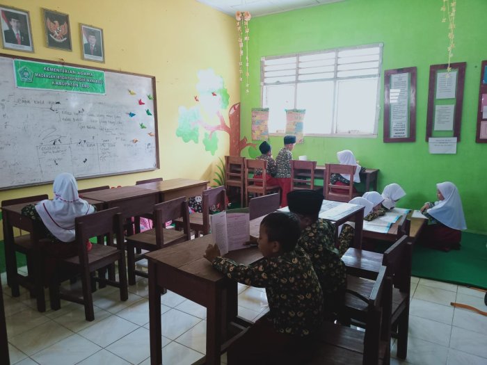 Siswa MIN 1 Tebo Rutin Adakan Kunjungan Pustaka Tingkatkan Literasi Membaca  Saat Jam Istirahat Berlangsung