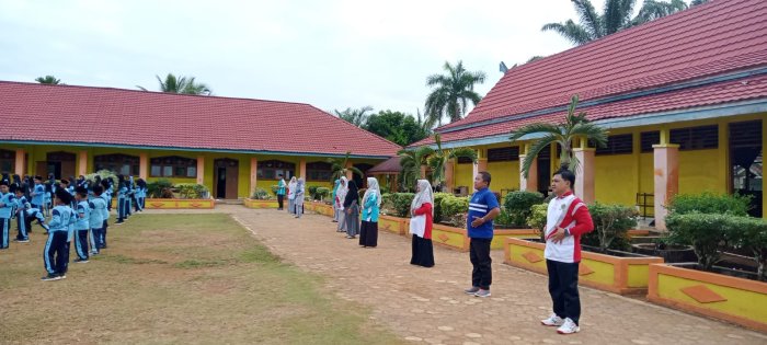 Dewan Guru MIN 1 Tebo Aktif Memandu Siswa Dalam Pembiasaan Senam di Hari Sabtu