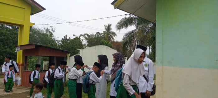 Dewan Guru MIN 1 Tebo Sambut Siswa Setiap Pagi dengan Piket Dewan Guru MIN 1 Tebo Sambut Siswa Setiap Pagi dengan Piket