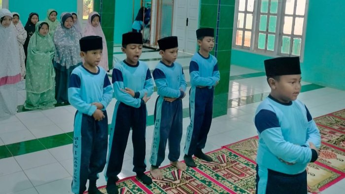 MIN 1 Tebo Tanamkan Sikap Disiplin Siswa, Adakan Pembiasaan Sholat Dhuha Berjamaah Sebelum KBM Berlangsung MIN 1 Tebo Tanamkan Sikap Disiplin Siswa, Adakan Pembiasaan Sholat Dhuha Berjamaah Sebelum KBM Berlangsung
