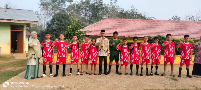 Kepala MIN 1 Tebo Berikan Doa dan Dukungan Untuk Siswa Pada Kegiatan Turnamen Sepak Bola Kepala MIN 1 Tebo Berikan Doa dan Dukungan Untuk Siswa Pada Kegiatan Turnamen Sepak Bola