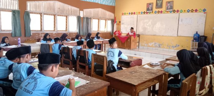 Siswa Kelas Tinggi MIN 1 Tebo Laksanakan Rutinitas Pembelajaran Dengan Semangat