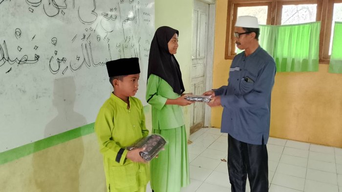 Kepala MIN 1 Tebo Santuni Anak Yatim di Madrasah Kepala MIN 1 Tebo Santuni Anak Yatim di Madrasah