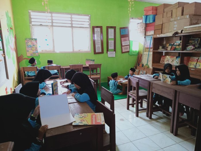 Siswa MIN 1 Tebo Manfaat Waktu Luang Adakan Kegiatan Kunjungan Pustaka di Madrasah