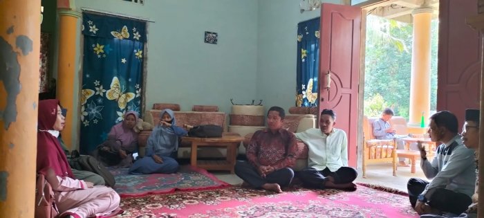 Keluarga Besar MIN 1 Tebo Tingkatkan Persaudaraan Jenguk Istri Rekan Kerja Yang Sedang Sakit