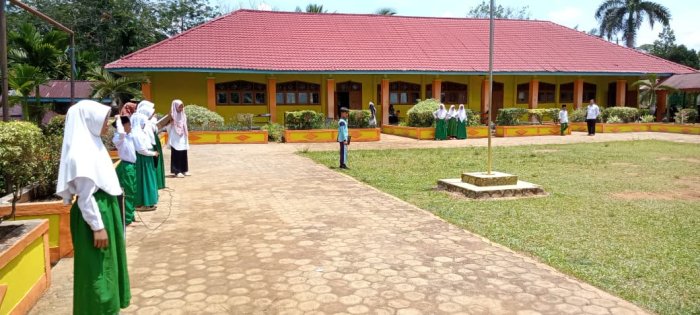 Siswa MIN 1 Tebo Latihan Upacara Sambut Hari Santri 2025