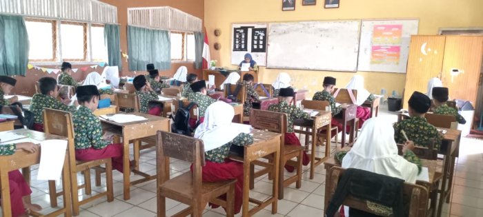 Dewan Guru MIN 1 Tebo Semangat  Menjadi Pengawas Pada Kegiatan Sumatif Akhir Semester Hari Keempat