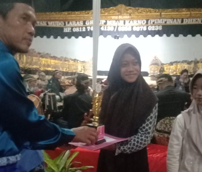 MIN 1 Tebo Terima Hadiah Lomba Paduan Suara Pada Malam Puncak HUT Desa Wana Reja Yang Ke 46 Tahun