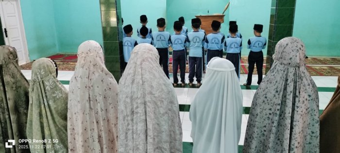 Siswa Kelas 3 MIN 1 Tebo  Laksanakan Pembiasaan Sholat Dhuha Berjamaah di Masjid