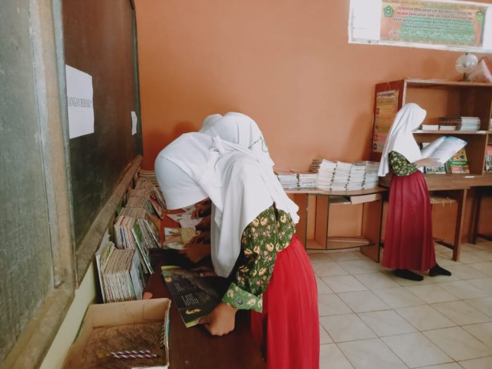 Siswa MIN 1 Tebo Tingkatkan Literasi Membaca Lewat Kunjungan Perpustakaan Pada Jam Istirahat