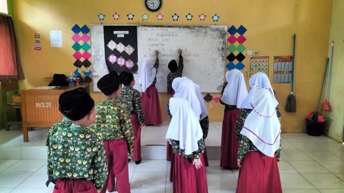 Siswa Kelas Rendah MIN 1 Tebo Tunjukkan Semangat Laksanakan Pembelajaran Bersama Dewan Guru Siswa Kelas Rendah MIN 1 Tebo Tunjukkan Semangat Laksanakan Pembelajaran Bersama Dewan Guru
