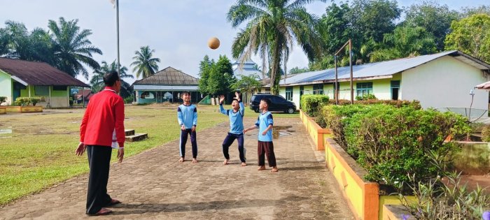 Siswa Kelas 5A MIN 1 Tebo Antusias Ikuti Pembelajaran Olahraga Bersama Dewan Guru Siswa Kelas 5A MIN 1 Tebo Antusias Ikuti Pembelajaran Olahraga Bersama Dewan Guru