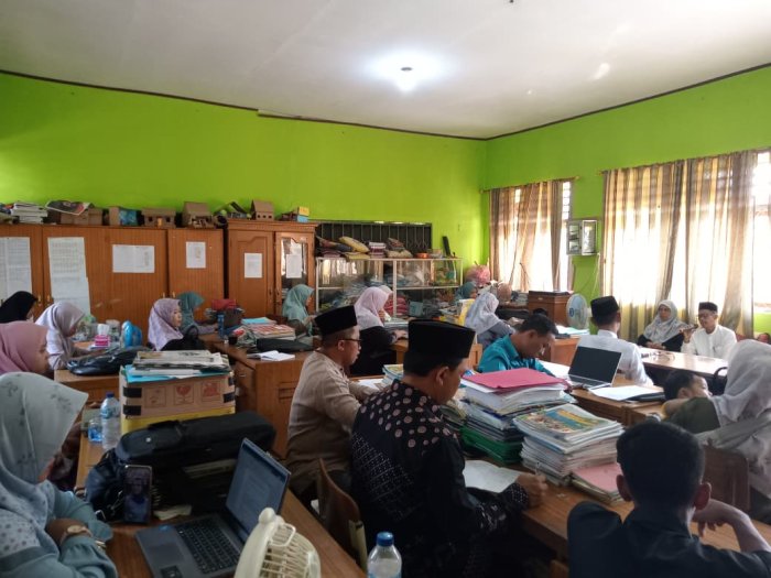 Kepala MIN 1 Tebo Bersama Dewan Guru Gelar Brifing Pagi, Bahas Program Penting di Lingkungan Madrasah