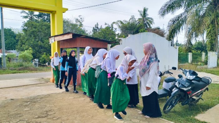 Dewan Guru MIN 1 Tebo  Laksanakan Rutinitas Penting Sambut Kehadiran Siswa di  Pagi Hari