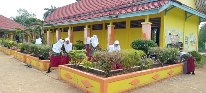 Siswa MIN 1 Tebo Terapkan Cinta Alam Lewat Aksi Bersih Lingkungan Madrasah Siswa MIN 1 Tebo Terapkan Cinta Alam Lewat Aksi Bersih Lingkungan Madrasah