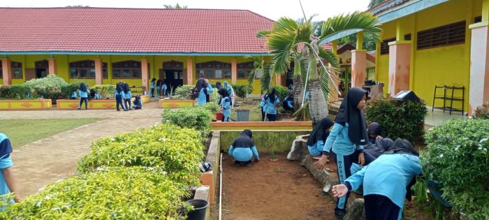 Siswa MIN 1 Tebo Lakukan Aksi Gotong Royong Bersama Ciptakan  Lingkungan Madrasah Bersih