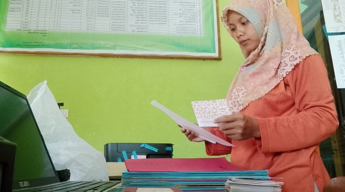 Staf TU MIN 1 Tebo Periksa Ulang Administrasi Madrasah Siap Laksanakan Tugas di Semester Genap